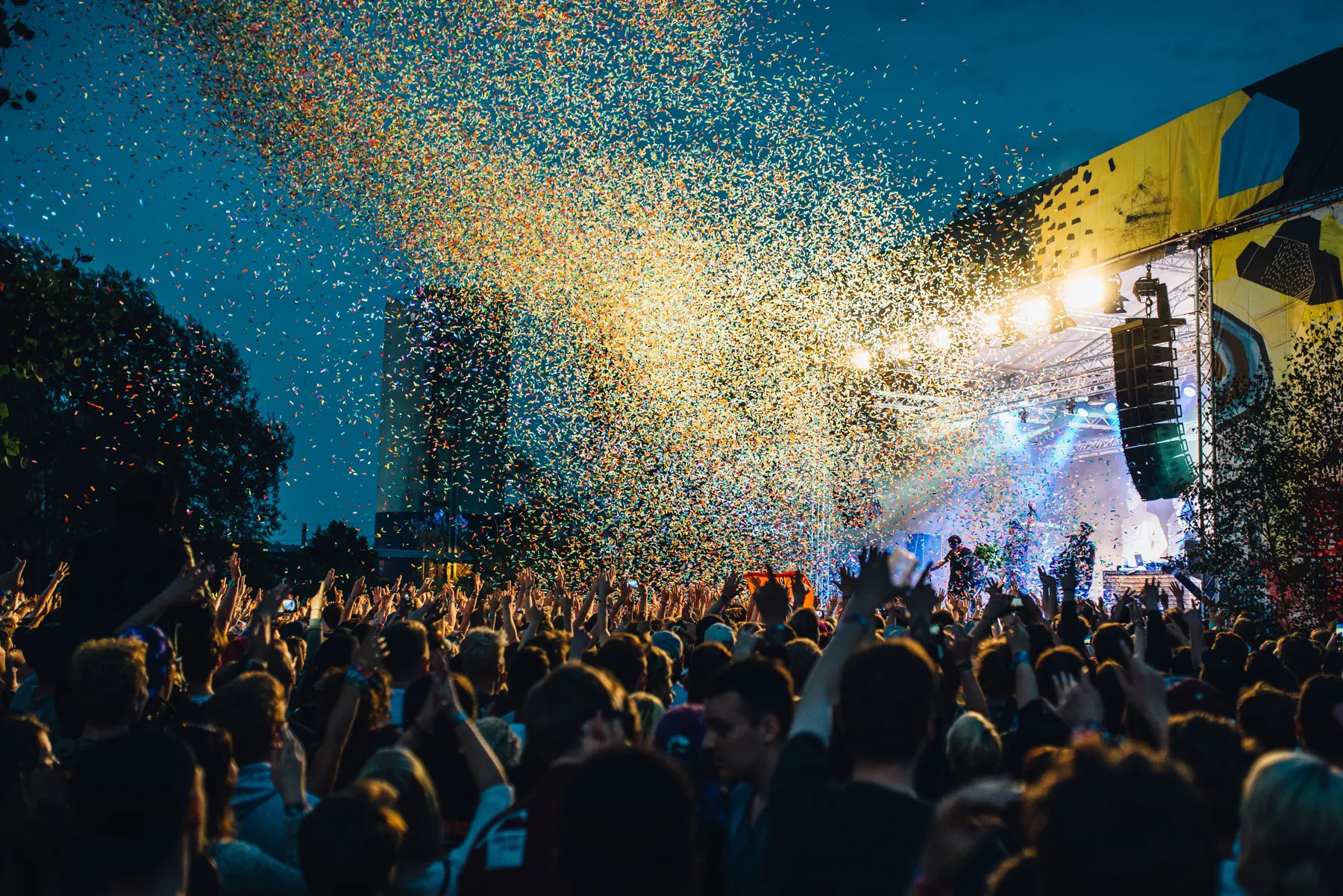 Open-Air-Bühne mit Konfetti und Publikum